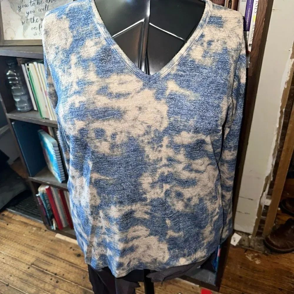 Lucky Brand blue & tan v-neck camo long sleeve blouse